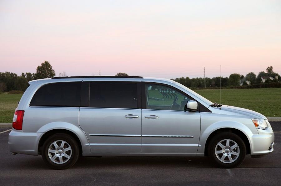  Chrysler Town & Country Touring 2011 года  (фото 10 из 43)